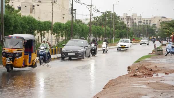 Fahrzeuge Und Motorräder Fahren Durch Eine Überflutete Straße — Stockvideo