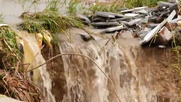 Вода Тече Над Невеликим Водоспадом Накопичує Сміття Поблизу — стокове відео