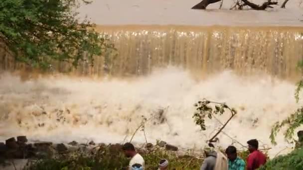 Eine Familie Sieht Wie Wasser Von Einem Damm Fällt Während — Stockvideo