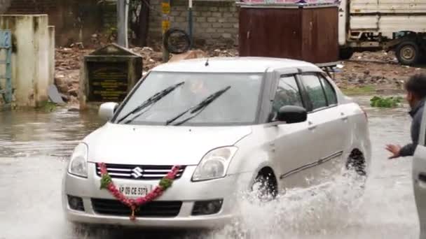 Ein Mann Auf Einem Motorrad Und Einem Auto Navigieren Überflutete — Stockvideo
