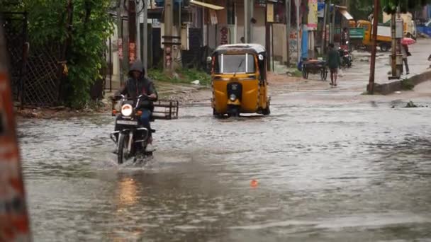 Ein Tuk Tuk Und Ein Taxi Fahren Durch Eine Überflutete — Stockvideo
