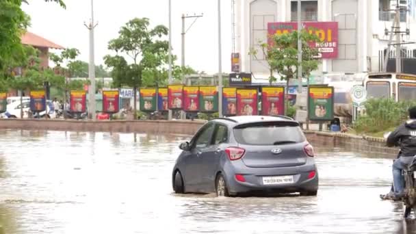 Автомобіль Мотоцикл Орієнтуються Затоплені Дороги Час Затоплені Води Оточують Торговий — стокове відео