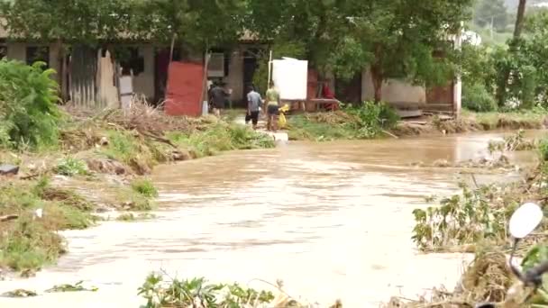 Homem Uma Mulher Confrontam Uma Casa Inundada Perto Rio Com — Vídeo de Stock