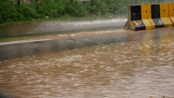 Una Persona Una Motocicleta Calle Inundada Con Agua Derramándose Camión — Vídeos de Stock