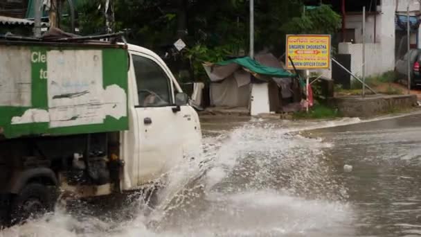Caminhão Passa Por Uma Rua Inundada Com Uma Casa Parcialmente — Vídeo de Stock