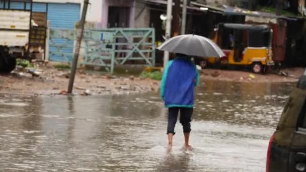 Seseorang Berjalan Tengah Hujan Dengan Payung — Stok Video
