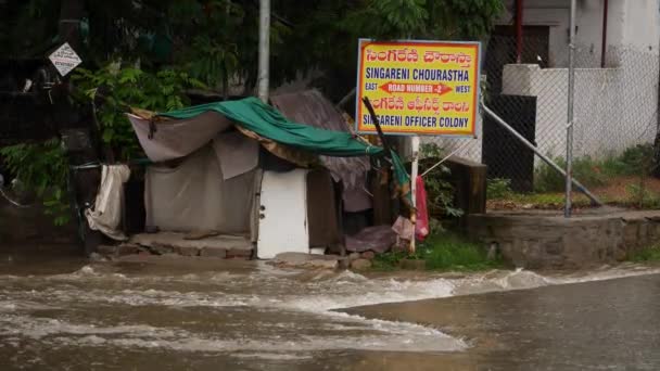 Eine Überflutete Straße Mit Einem Kleinen Haus Und Einem Gebäude — Stockvideo