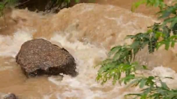 水流过溪流中的岩石 包括中间和水里的一块大石头 — 图库视频影像