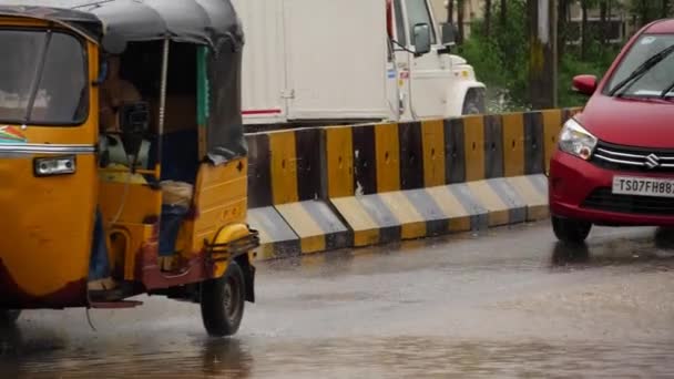 Mężczyzna Skuterze Deszczu Samochód Rozpryskuje Wodę Drodze Samochód Przejeżdża Przez — Wideo stockowe