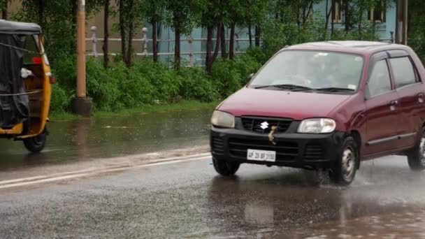消防栓在潮湿的路上喷水 就像骑摩托车的人一样 汽车导航洪泛区 — 图库视频影像