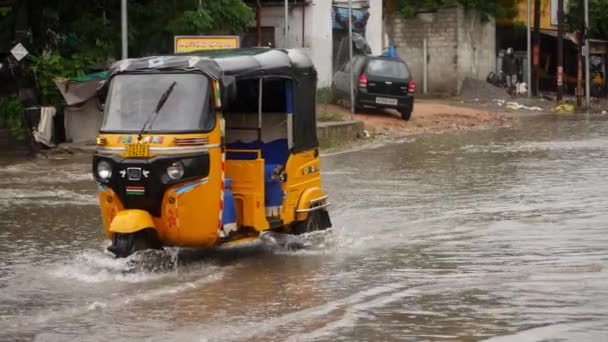 Une Voiture Taxi Traversent Une Rue Inondée — Video
