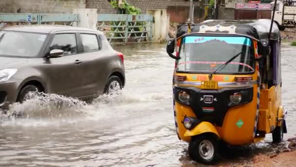 Homem Monta Riquixá Pelas Ruas Inundadas Cidade Acompanhado Por Homem — Vídeo de Stock