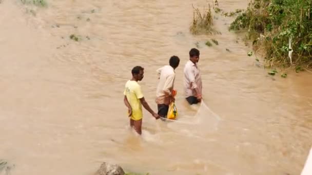 Група Чоловіків Які Бродять Перетинають Річку Разом — стокове відео