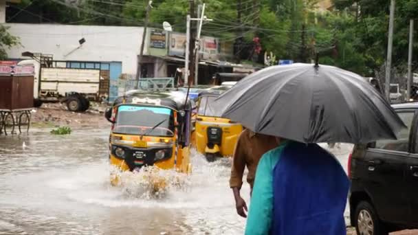 Ein Taxi Den Fluten Ein Mann Mit Regenschirm Menschen Den — Stockvideo