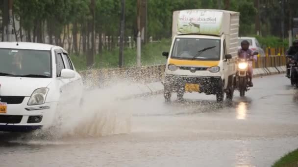 Camion Traverse Eau Des Motards Circulent Dans Une Rue Inondée — Video