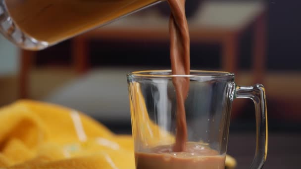 Egy Pohár Csokis Tej Egy Turmixgép Mellett Csokit Öntök Egy — Stock videók