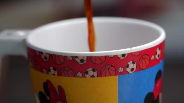 Egy Csésze Kávét Öntenek Egy Pohárba Egy Közeli Kávécsészével Focilabdákkal — Stock videók