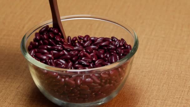 木のスプーンと赤豆のボウル — ストック動画