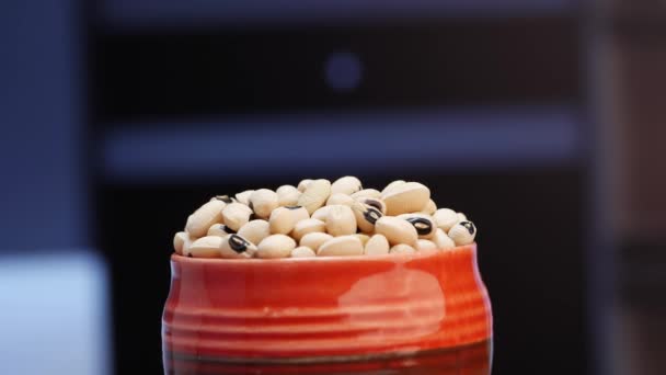 黒豆と白豆は赤いボウルに入れられています — ストック動画