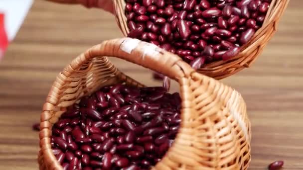 红豆在篮子里 豆类是很好的维生素来源 — 图库视频影像