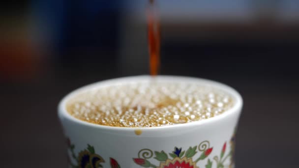 Чашка Кофе Наливается Чашку Кофе Пузырьками Кофе Цветочным Узором — стоковое видео