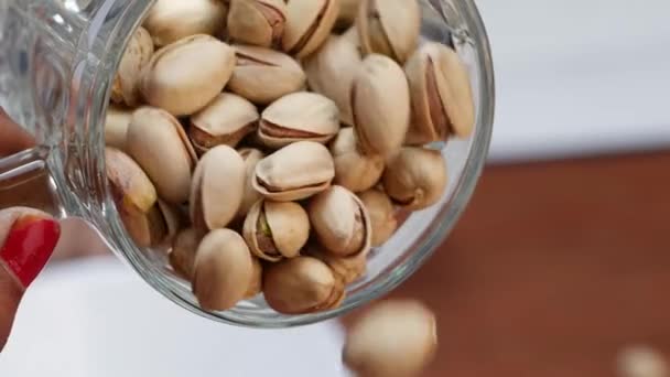 Een Pot Met Pistachenoten Een Glas Beneden Met Water Meer — Stockvideo