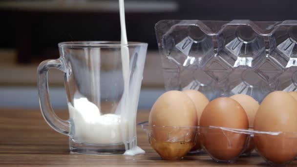 Süt Yumurta Süt Yumurtaların Yanına Konur — Stok video