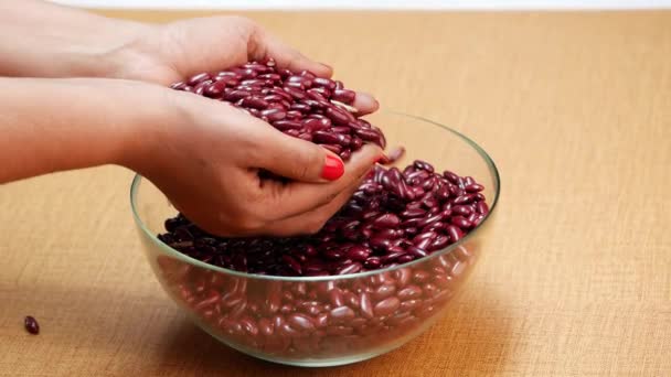 Semangkuk Kacang Merah Atas Meja Kacang Dilemparkan Udara Tangan Mengambil — Stok Video