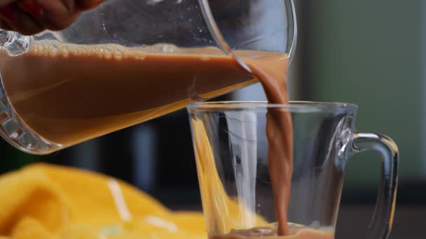 Наливает Молоко Стакан Результатом Является Стакан Шоколадного Молока — стоковое видео