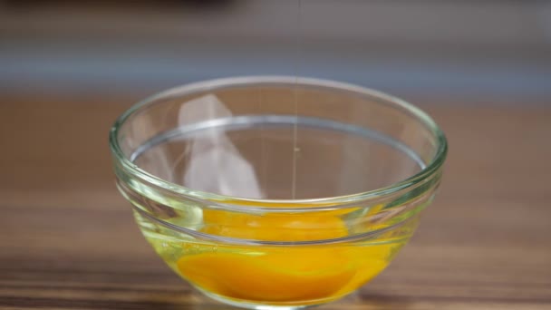 Чаша Яйцами Ложка Миска Яйцами Вливают Апельсиновый Сок — стоковое видео