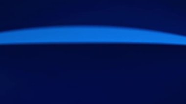 Ortasında beyaz bir çizgi olan mavi daire.