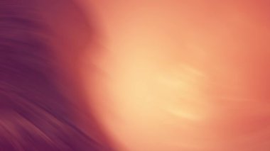 Ortasında parlak turuncu bir güneş olan bulanık turuncu bir gün batımı.