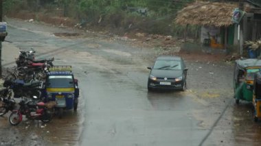 Hindistan 'da yağmur yağıyor.