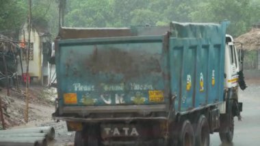 Şiddetli yağmurlu köy sahnesi 