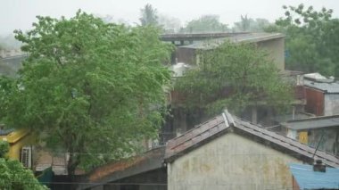 Tropikal bir mahallede yağmurlu bir gün
