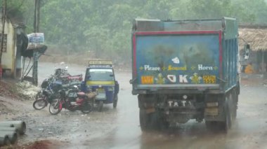 Hindistan 'da yağmur yağıyor.