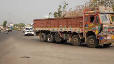 Bengaluru, Karnataka, Hindistan - 22 Temmuz 2024: Araçlar hareket halindeyken Hindistan yollarının manzarası. Hindistan 'da tipik Hint trafiği.