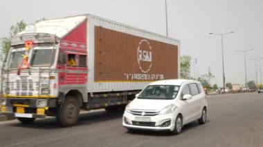 Bengaluru, Karnataka, Hindistan - 22 Temmuz 2024: Araçlar hareket halindeyken Hindistan yollarının manzarası. Hindistan 'da tipik Hint trafiği.