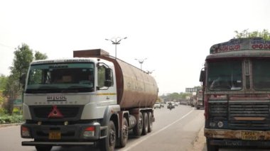Bengaluru, Karnataka, Hindistan - 22 Temmuz 2024: Araçlar hareket halindeyken Hindistan yollarının manzarası. Hindistan 'da tipik Hint trafiği.