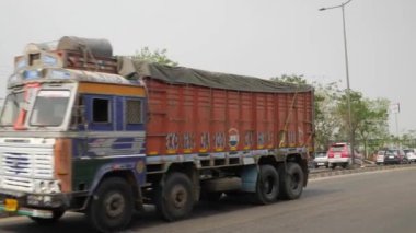 Bengaluru, Karnataka, Hindistan - 22 Temmuz 2024: Araçlar hareket halindeyken Hindistan yollarının manzarası. Hindistan 'da tipik Hint trafiği.