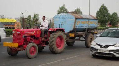 Bengaluru, Karnataka, Hindistan - 22 Temmuz 2024: Hindistan 'da traktör ve diğer araçlar.