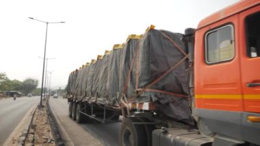 Bengaluru, Karnataka, Hindistan - 22 Temmuz 2024: Araçlar hareket halindeyken Hindistan yollarının manzarası. Hindistan 'da tipik Hint trafiği.