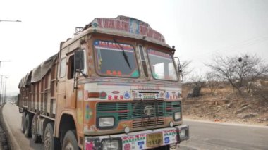 Bengaluru, Karnataka, Hindistan - 22 Temmuz 2024: Araçlar hareket halindeyken Hindistan yollarının manzarası. Hindistan 'da tipik Hint trafiği.