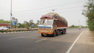 Bengaluru, Karnataka, Hindistan - 22 Temmuz 2024: Araçlar hareket halindeyken Hindistan yollarının manzarası. Hindistan 'da tipik Hint trafiği.