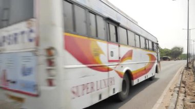 Bengaluru, Karnataka, Hindistan - 22 Temmuz 2024: Araçlar hareket halindeyken Hindistan yollarının manzarası. Hindistan 'da tipik Hint trafiği.