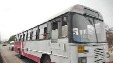 Bengaluru, Karnataka, Hindistan - 22 Temmuz 2024: Araçlar hareket halindeyken Hindistan yollarının manzarası. Hindistan 'da tipik Hint trafiği.