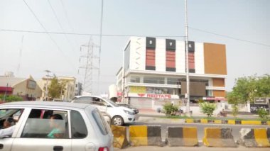 Bengaluru, Karnataka, Hindistan - 22 Temmuz 2024: Hindistan 'da halk ve tipik Hint trafiği.