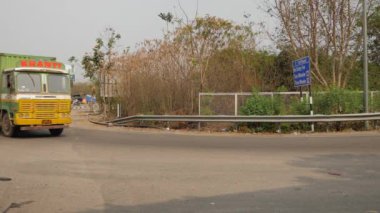 Bengaluru, Karnataka, Hindistan - 22 Temmuz 2024: Araçlar hareket halindeyken Hindistan yollarının manzarası. Hindistan 'da tipik Hint trafiği.