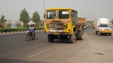 Bengaluru, Karnataka, Hindistan - 22 Temmuz 2024: Araçlar hareket halindeyken Hindistan yollarının manzarası. Hindistan 'da tipik Hint trafiği.