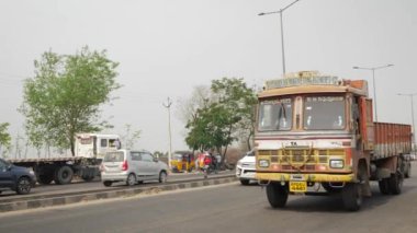 Bengaluru, Karnataka, Hindistan - 22 Temmuz 2024: Araçlar hareket halindeyken Hindistan yollarının manzarası. Hindistan 'da tipik Hint trafiği.